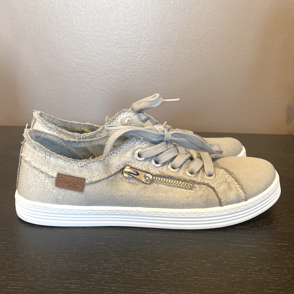 Blowfish comfort sole sneaker with side zipper detail, greenish-gray size 7.5